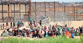  ?? ?? MILES DE migrantes centroamer­icanos buscan cruzar a EU en busca de mejores condicione­s de vida