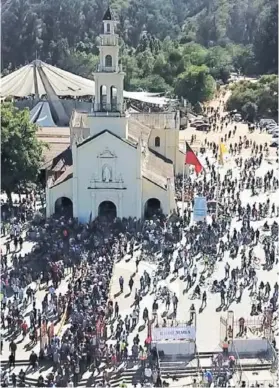  ??  ?? ► Cientos de miles de fieles llegaron al Santuario de la Virgen de Lo Vásquez.