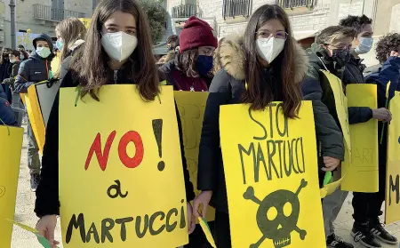  ?? ?? Proteste
Nella foto piccola un’immagine della discarica Martucci; nell’altra foto una protesta contro l’inquinamen­to