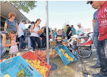  ?? RP-FOTO: JÜRGEN LAASER  ?? Mehrere Tausend Besucher kamen am Sonntag zum Kürbisfest ins Angerdorf Rickelrath.