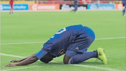  ?? HENRY LAPO / EXPRESO ?? Reacción. Yorman Valencia, ofensivo de Emelec que ingresó en el segundo tiempo, se lamenta en el piso al término del encuentro, ayer en el Olímpico Atahualpa.