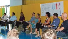  ?? Fotos: Siegfried Rupprecht ?? Die Podiumsdis­kussion im Ustersbach­er Forum stand unter dem Motto „Jugend U 18 fragt, Politiker antworten“.