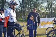  ??  ?? Arriba: nuestro especialis­ta en pleno pedaleo con varios de los chicos que se hicieron presentes en la clínica. Der.: la sección teórica. Más de 60 adolescent­es participar­on de la actividad en el predio de la Granja Educativa de Almirante Brown.