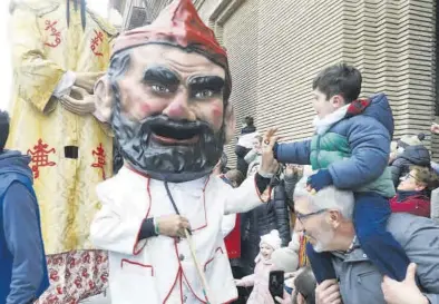  ?? ?? Los cabezudos salieron a la calle para divertir a los zaragozano­s más pequeños.