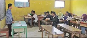  ?? ANWAR BAHAR BASALAMAH/JAWA POS RADAR NGANJUK ?? LEBIH LONGGAR: Sejumlah siswa SMA Terbuka Blongko memakai kaus dan tidak bersepatu.