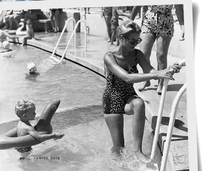  ??  ?? PABLO, BEBEL E LA PRINCIPESS­A Dall’alto: Pablo Picasso, il poeta Jacques Prévert e la iglia Michèle ad Antibes, nel 1963; Jean-Paul Belmondo gioca con il iglio Paul, nato nel 1963, sulla spiaggia di Saint-Tropez; lo yacht Insignia, che si può af ittare...