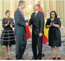  ?? LAVANDEIRA JR / EFE ?? Felipe VI recibe la Gran Cruz al Mérito de manos del presidente de Perú.