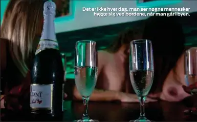  ??  ?? Det er ikke hver dag, man ser nøgne mennesker hygge sig ved bordene, når man går i byen.