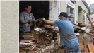  ??  ?? Neighbors have been helping victims clear their homes of debris, like here in Bad Neuenahr-Ahrweiler