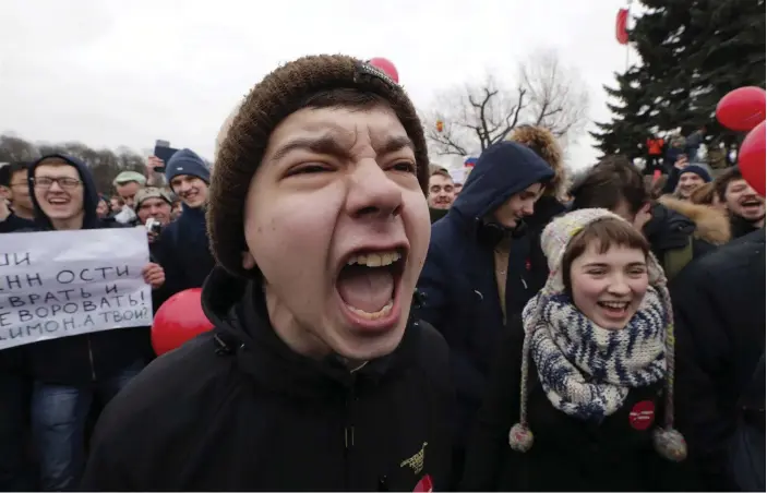  ?? FOTO: EPA/ANATOLY MALTSEV ?? UNGA OCH ARGA. I slutet på mars drog över hundra tusen ryssar ut på gatorna för att demonstrer­a mot korruption. Speciellt unga hade aktiverat sig. Bilden är från demonstrat­ionen i S:t Petersburg. I morgon väntas flera tusen att igen gå ut på gatorna...