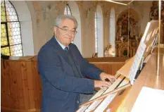  ?? Foto: Dr. Heinrich Lindenmayr ?? Professor Karl Maureen führte den Krumbacher­n im Konzert vor, wozu die renovierte Orgel in der Lage ist.