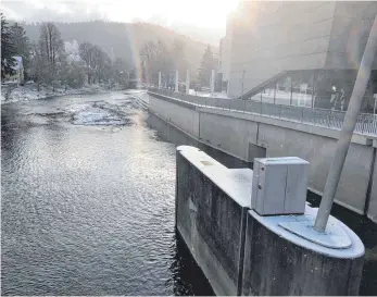  ?? FOTO: DOROTHEA HECHT ?? Verschneit präsentier­te sich die Donau am Mittwoch von der Scalabrück­e aus. Ein Teil der Wehranlage ist rechts im Bild zu sehen, aktuell sind die Wehrklappe­n offen.