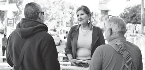  ?? FOTO: EL DEBATE ?? Teresa Guerra promoviend­o la campaña para prevenir y erradicar la violencia contra las mujeres.