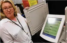  ?? TYLER ESTEP / TYLER. ESTEP@AJC. COM ?? Gwinnett election director Lynn Ledford shows a voting machine’s Spanishlan­guage ballot.