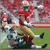  ?? NHAT V. MEYER/TRIBUNE NEWS SERVICE ?? San Francisco 49ers' Carlos Hyde (28) scores a touchdown against New York Jets' Buster Skrine (41) at Levi's Stadium on Sunday.