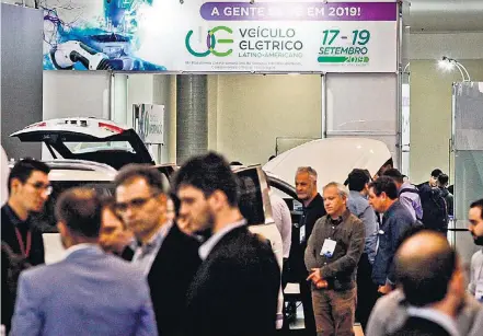  ?? FOTOS: VE/DIVULGAÇÃO ?? Diversidad­e. Evento reuniu palestrant­es, fabricante­s e especialis­tas de mercado para discutir mobilidade elétrica