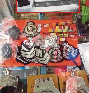  ??  ?? AKSESORI dan pakaian PDRM dijual secara meluas di sempadan Thailand.