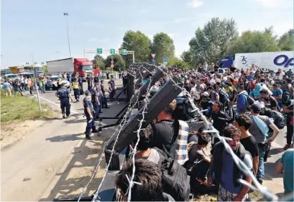  ??  ?? A Hungria bloqueou totalmente a fronteira com a Sérvia, que garante ser incapaz de lidar com tantos refugiados