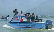  ?? (AFP) ?? Indian paramilita­ry trooper commandoes conduct a special security drill at Dal Lake in Srinagar on Saturday