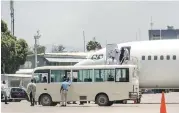  ?? AFP/ ?? Deportados haitianos bajan de un avión en el Aeropuerto Toussaint Louverture.