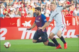  ?? FOTO: PEP MORATA ?? Suárez pidió penalti tras una patada de Kjaer dentro del área sevillista