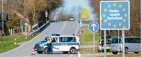  ?? Foto: Sven Hoppe, dpa ?? Ein Polizist stoppt Autos an der Grenze zwischen Bayern und Österreich. Jetzt ist ein neuer Streit um schärfere Grenzkontr­ollen entbrannt.