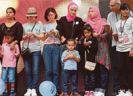  ?? IBRAHIM PIX BY SALHANI ?? Family members of victims of Flight MH370 praying and engaging in activities during the ‘Day of Remembranc­e for MH370’ at The Square @ Publika in Kuala Lumpur last year.