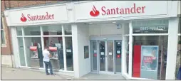  ??  ?? Santander in Sevenoaks High Street was evacuated