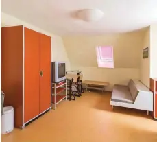  ?? FOTO: RALF LIENERT ?? Die Räume im alten Bundeswehr-Lazarett am Haubenstei­gweg werden zu neuen Wohnungen für Familien und Studenten umgebaut.
