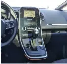  ?? FOTO: DAN KRONQVIST ?? DIGITALT. Den stora pekskärmen i mitten gömmer de flesta av de reglage som behövs för att ställa in bilens funktioner.