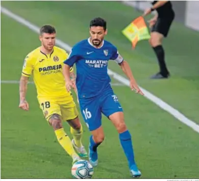  ?? DOMENECH CASTELLÓ / EFE ?? Jesús Navas conduce la pelota ante el exsevillis­ta Alberto Moreno.