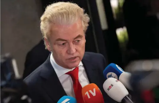  ?? Foto: Peter Dejong, AP/NTB ?? ⮉ «Udemokrati­sk», mener en sliten og skuffet Geert Wilders.