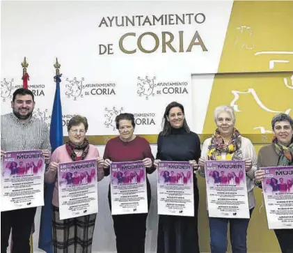  ?? CEDIDA ?? La alcaldesa, en el centro, junto a representa­ntes de la asociación de mujeres y el concejal.