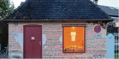  ?? Foto: Martell ?? Im Schaufenst­er des Skriptoriu­ms werden obdachlose Dinge von Andreas Kloker prä sentiert.