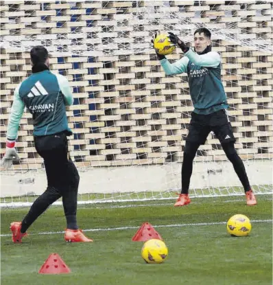  ?? Andreea Vornicu ?? Rebollo lanza el balón a Edgar Badía en un entrenamie­nto con el Zaragoza.