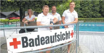  ?? FOTO: SABINE ZIEGLER ?? Diese vier Fachangest­ellten für Bäderbetri­ebe rocken das Waldseer Freibad im Sommer zusammen mit Aushilfskr­äften (von links): Ann-Katrin Arnold, Hans-Peter Moser, Marc Steiner und Eugen Golschin, der seit Dienstag das Team verstärkt.