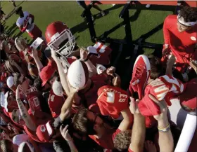  ?? CHARLIE RIEDEL — THE ASSOCIATED PRESS ?? Chiefs quarterbac­k Patrick Mahomes, top right, gives autographs at training camp July 27 in St. Joseph, Mo.