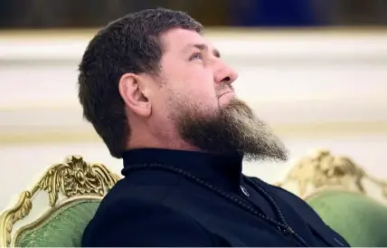  ?? FOTO: SERGEI SAVOSTYANO­V/SPUTNIK/KREML VIA AP/TT ?? ■
Tjetjenien­s ledare Ramzan Kadyrov under ett besök i Saudiarabi­en tillsamman­s med Vladimir Putin i december.