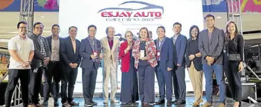  ?? ?? Hyundai Motor Philippine­s’ top management showing up in full force to present Hyundai Commonweal­th’s award as Dealer of the Year.