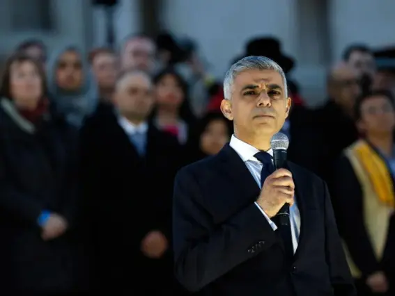  ??  ?? Sadiq Khan spoke defiantly last night, as crowds gathered in Trafalgar Square to show solidarity with the victims of Wednesday’s attack (AP)