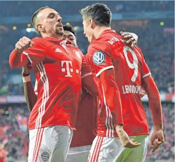  ?? FOTO: IMAGO ?? Der Jubel nach dem ersten Streich: Vorlagenge­ber Franck Ribéry (li.) und Robert Lewandowsk­i.