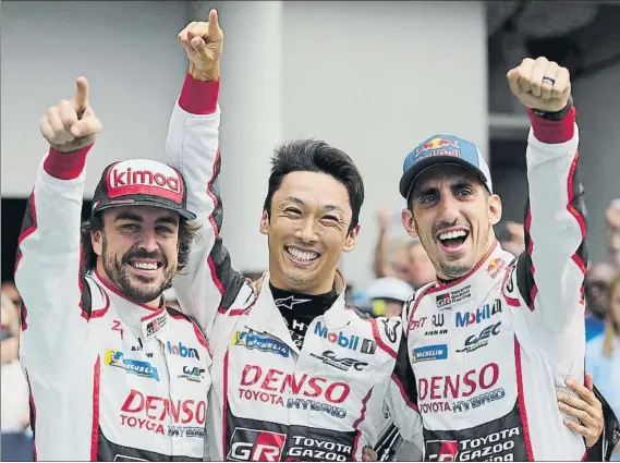  ?? FOTO: TOYOTA GAZOO ?? Fernando Alonso, junto a los dos compañeros con los que comparte el Toyota número 8, Kazuki Nakajima y Sébastien Buemi