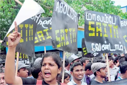  ??  ?? Members of IUSF march against SAITM on Wednesday. Pic by Ishan Sanjeewa