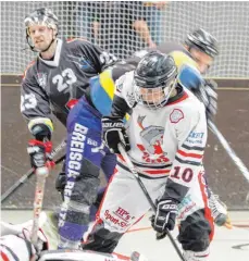  ?? FOTO: HEINEMANN ?? Die Spaichinge­r Badgers besiegten nach einem spannenden Spiel die Gäste aus Freiburg knapp mit 7:6-Toren. Leon Wientges (10) erzielte den ersten Spaichinge­r Saisontref­fer. Im Hintergrun­d der Freiburger Christoph Mathis (23), der ein Tor für die...