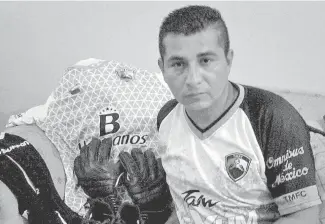  ?? /HÉCTOR RIVERA ?? OTRO JUGADOR que ya tiene listos hasta sus guantes es el portero José Guadalupe Medina, "La Bruja"