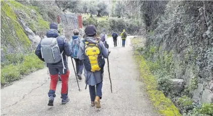  ?? CECA ?? Varios senderista­s durante la última ruta celebrada por CECA a principios de marzo que incluyó el entorno de Ávila.