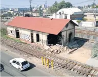  ??  ?? La antigua estación del ferrocarri­l, que data de hace más de un siglo, luce abandonada y sin puertas ni ventanas.