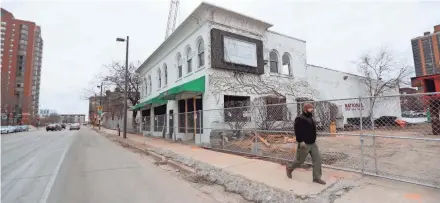  ?? MIKE DE SISTI / MILWAUKEE JOURNAL SENTINEL ?? The former Edwardo’s Pizza at East Kilbourn Avenue and North Van Buren Street is being torn down for an apartment highrise. New Land Enterprise­s LLP plans to begin building the $80 million Ascent in May.