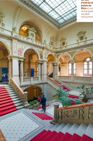  ?? ?? Le hall d’entrée du palais du Rhin et son remarquabl­e escalier monumental.