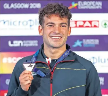  ??  ?? RECOMPENSA. Joan Lluís Pons, con el bronce en su cuello. Un gran resultado para el mallorquín.